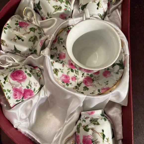 Tea cups and saucers set - Picture 5 of 8
